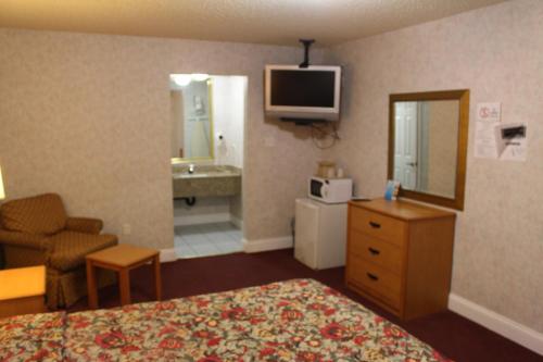 加洛韦大西洋城高地酒店的酒店客房,配有床和电视