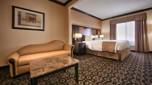 盐湖城最佳西方机场套房旅馆的酒店客房,配有床和沙发