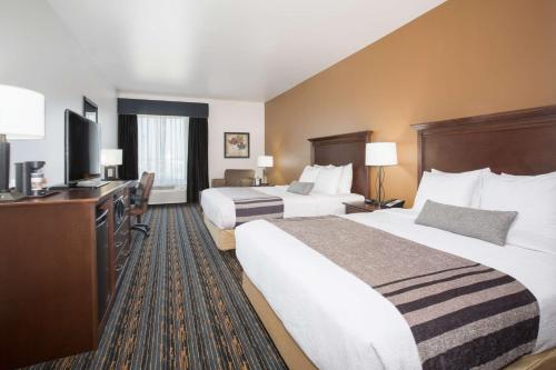 林垦林肯贝斯特韦斯特PLUS酒店的酒店客房设有两张床和一台平面电视。