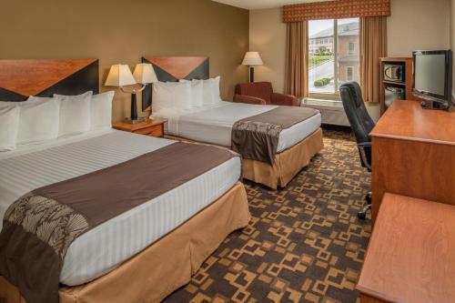肯纳威克Best Western Kennewick Tri-Cities Center的酒店客房配有两张床和一张书桌