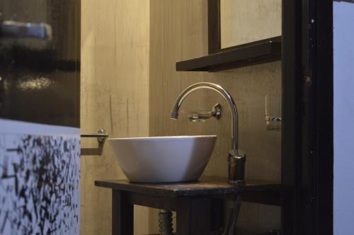 马德普拉塔维亚尔中心酒店的浴室内一个柜台上的白色碗水槽