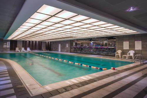 武汉武汉锦江国际大酒店的大楼内的大型游泳池
