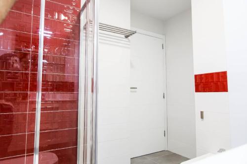 洛斯克里斯蒂亚诺斯Amazing sea view in Los Cristianos的浴室设有红色瓷砖和淋浴。
