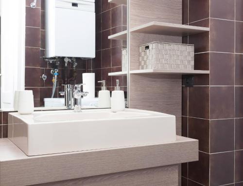 萨格勒布Star Apartment Zagreb的浴室设有白色水槽和镜子