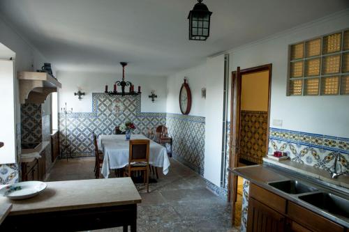 辛特拉Quinta Santo António的一间带桌子的厨房和一间餐厅