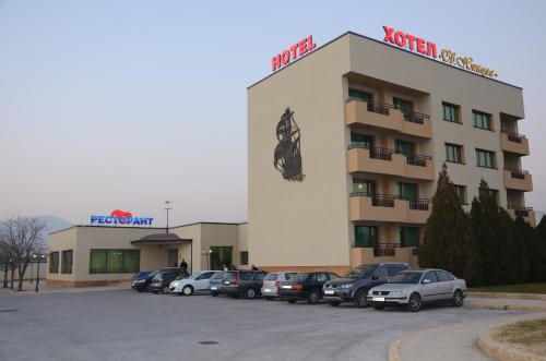 斯利文Hotel Sveti Nikola的停车场内有车辆的旅馆