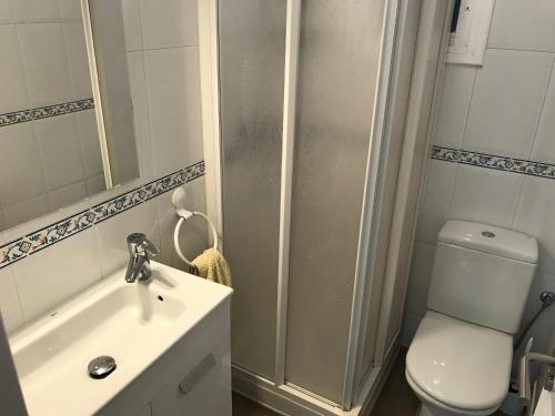 布拉内斯La mestrança的浴室配有卫生间、盥洗盆和淋浴。