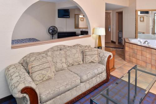 阿德莫尔阿德莫尔经济旅馆的带沙发的客厅和厨房