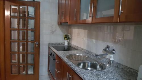 波尔图Vale Formoso Apartment的厨房配有水槽和台面