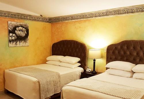 Antigua Inn Hotel客房内的一张或多张床位