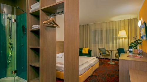 施托克劳凯瑟拉斯特酒店的一间酒店客房 - 带一张床和一间浴室
