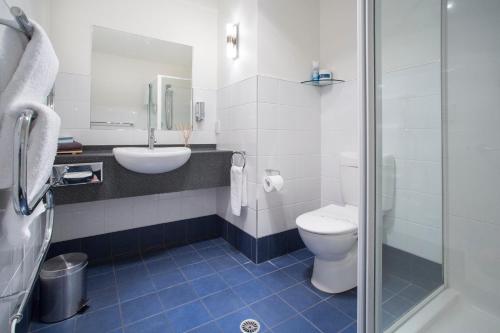 纳尔逊海港滨海汽车旅馆的浴室配有卫生间、盥洗盆和淋浴。