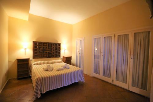 查兹拉德拉谢拉圣贝尼托林孔乡村民宿的一间卧室配有一张床,上面有两条毛巾