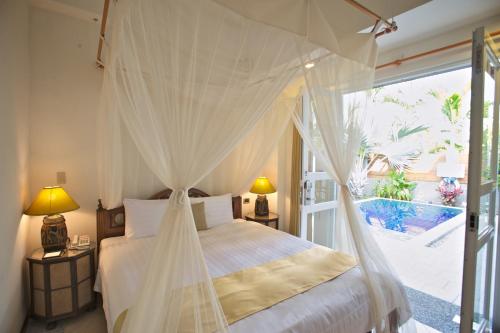 池上日暉國際渡假村的卧室配有带蚊帐的床