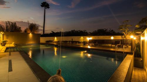 芝卡朗GTV公寓式酒店的夜间游泳池,灯光照亮