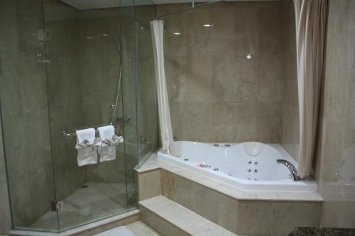 巴孙丹会议大酒店的一间浴室
