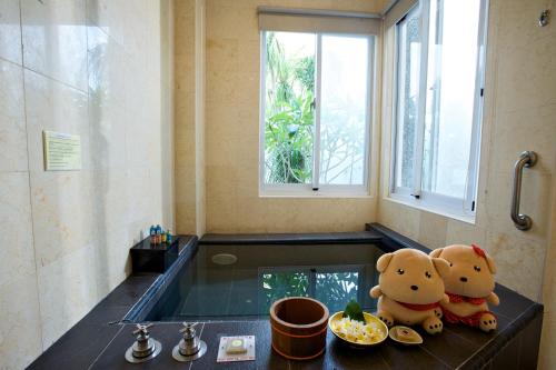池上日暉國際渡假村的浴室内两个泰迪熊坐在水槽上