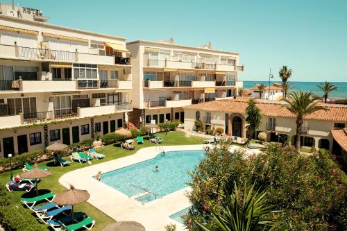 多列毛利诺斯Hotel Los Jazmines的享有带游泳池的度假村的空中景致