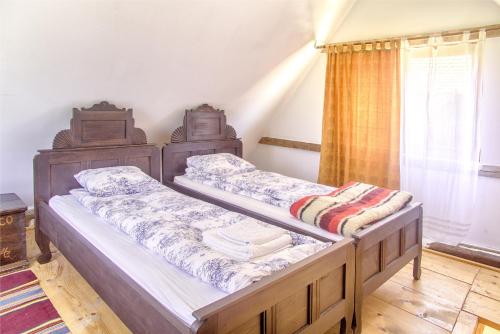 CloaşterfDominic Boutique - Gardener's Cottage的带窗户的客房内设有两张单人床。