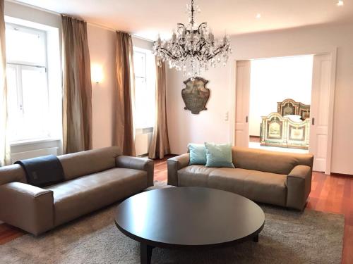 萨尔茨堡仙境公寓的客厅配有两张沙发和一张咖啡桌