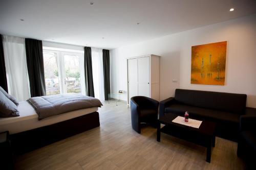 柏林斯托森湖畔水上运动-公寓的客厅配有床和沙发