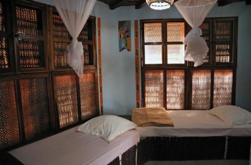 斯基灵角弗罗马格尔山林小屋的一间卧室设有两张床和窗户。