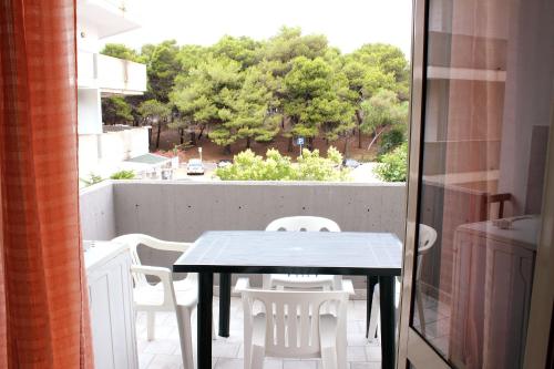 加利波利Appartamento Rivabella的阳台配有桌椅