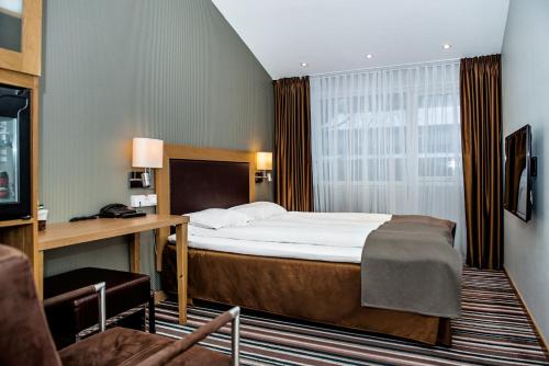 阿斯克尔松恩会议酒店的配有一张床和一张书桌的酒店客房