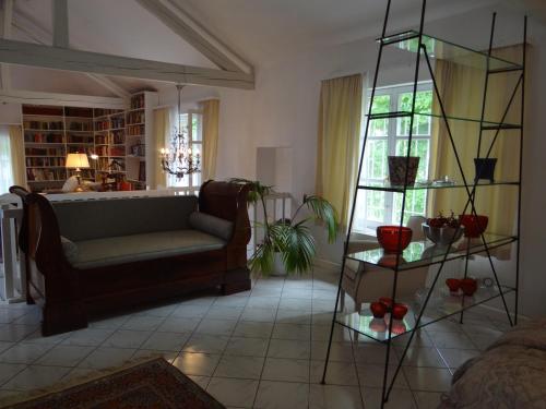 Vic-sur-Seille美斯尼城堡住宿加早餐旅馆的客厅配有沙发和桌子