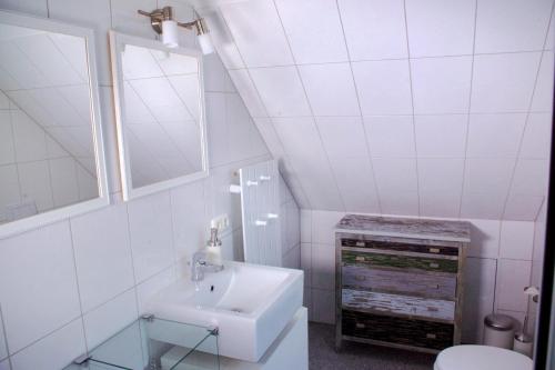 汉堡套房公寓的白色的浴室设有水槽和镜子
