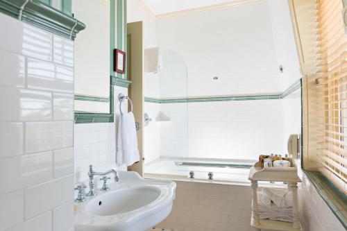 普罗温斯敦黄铜钥匙宾馆 - 仅限成年人的白色的浴室设有水槽和窗户。