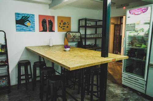 科尔多瓦531旅舍的厨房设有带凳子和冰箱的酒吧。