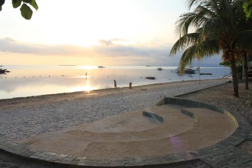 邦劳丽娜海滩度假村的日落时在海滩上滑板公园