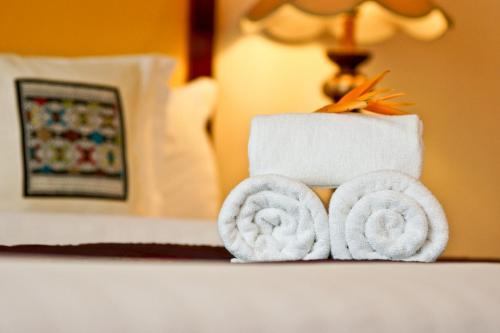 巴色坎巴萨克大酒店的在酒店房间桌子上堆放的毛巾