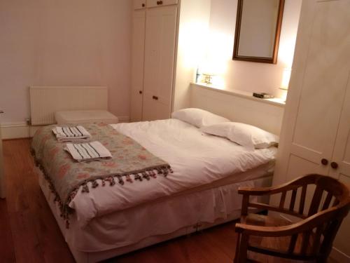 伦敦Luxury Holland Park, sleeps 2, Free S'fast WiFi的一间卧室配有一张床铺,床上有毯子