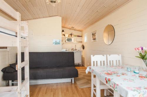 Norra LundbyMellomgården的客房设有餐桌和双层床。