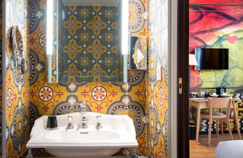 巴黎安托万酒店的一间带水槽和桌子的浴室