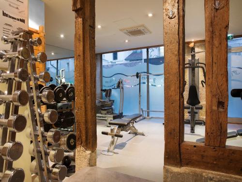 巴黎雅克德莫雷酒店的一个带哑铃和健身器材的健身房