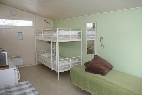 赫尔辛基拉斯提拉露营酒店客房内的一张或多张双层床
