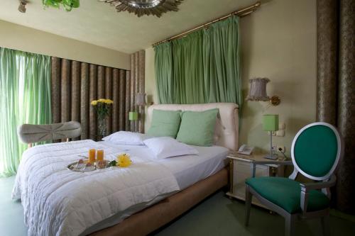 雅典水晶蓝色酒店的一间卧室配有一张带桌子和椅子的床