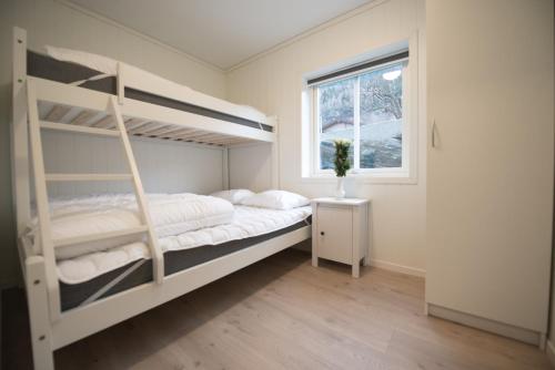 洛夫特胡斯Lofthus Camping的一间卧室设有两张双层床和一扇窗户。