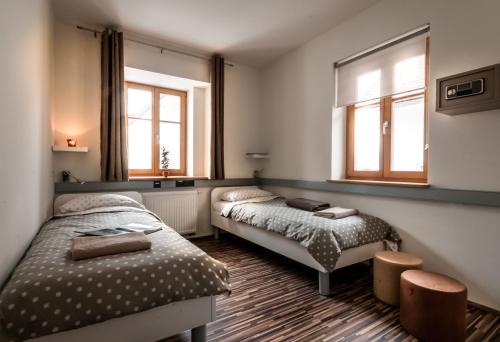 卢布尔雅那CUBE central rooms for 2的带2扇窗户的客房内的2张床