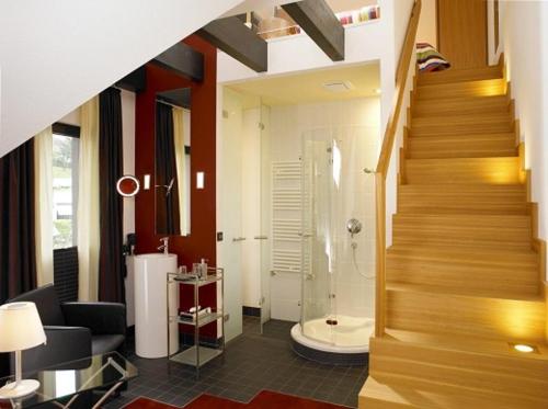 Balve安托尼斯舒特酒店的走廊设有带淋浴的浴室和楼梯