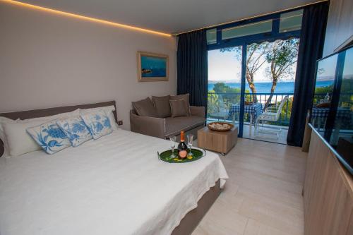 苏尼翁Sounio Sea View的一间卧室设有一张床,享有海景