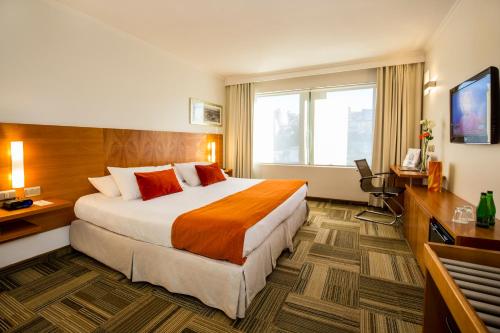维纳德马最佳西方雷伊码头酒店的酒店客房设有一张大床和一台电视。