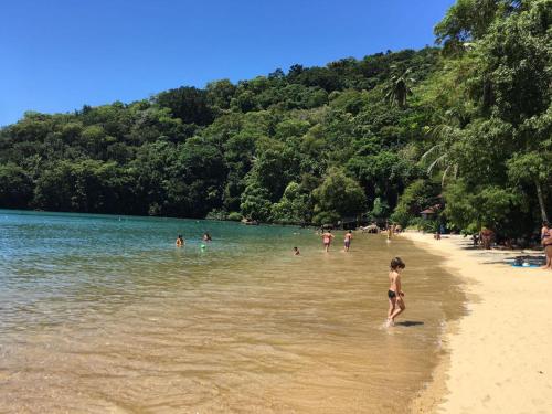 阿布拉奥Bonito Paraiso Ilha Grande的一群人,在海滩上