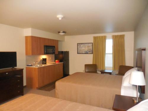 安克雷奇艾普泰尔公寓式酒店的酒店客房,配有床和电视