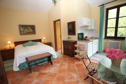 Serralunga di CreaTenuta Guazzaura的一间卧室配有一张床,厨房配有桌子