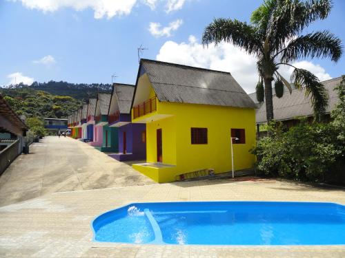 波苏斯-迪卡尔达斯普莱亚索尔旅馆的黄色的房子,前面有一个游泳池