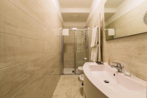威尼斯查明帕莱斯科特德尔帝特洛公寓的一间带水槽和淋浴的浴室